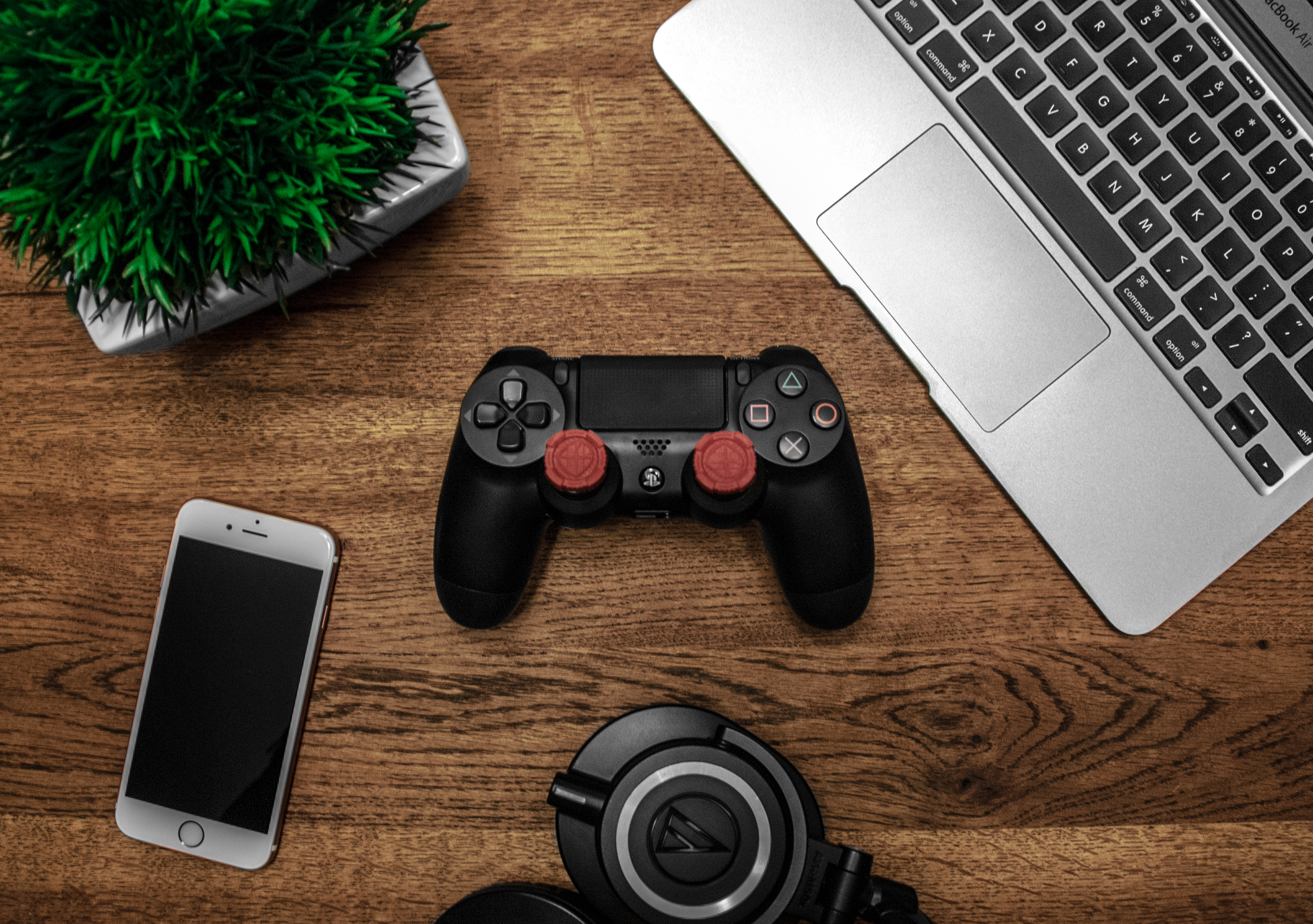 silver-macbook-beside-black-sony-ps4-dualshock-4-silver-682933.jpg